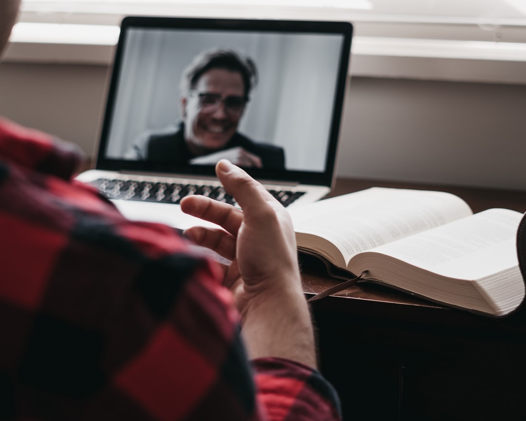 Presencial vs Online: O Que Muda na Arquitetura de Atendimento - como atender aluno online personal trainer Presencial vs Online: O Que Muda na Arquitetura de Atendimento