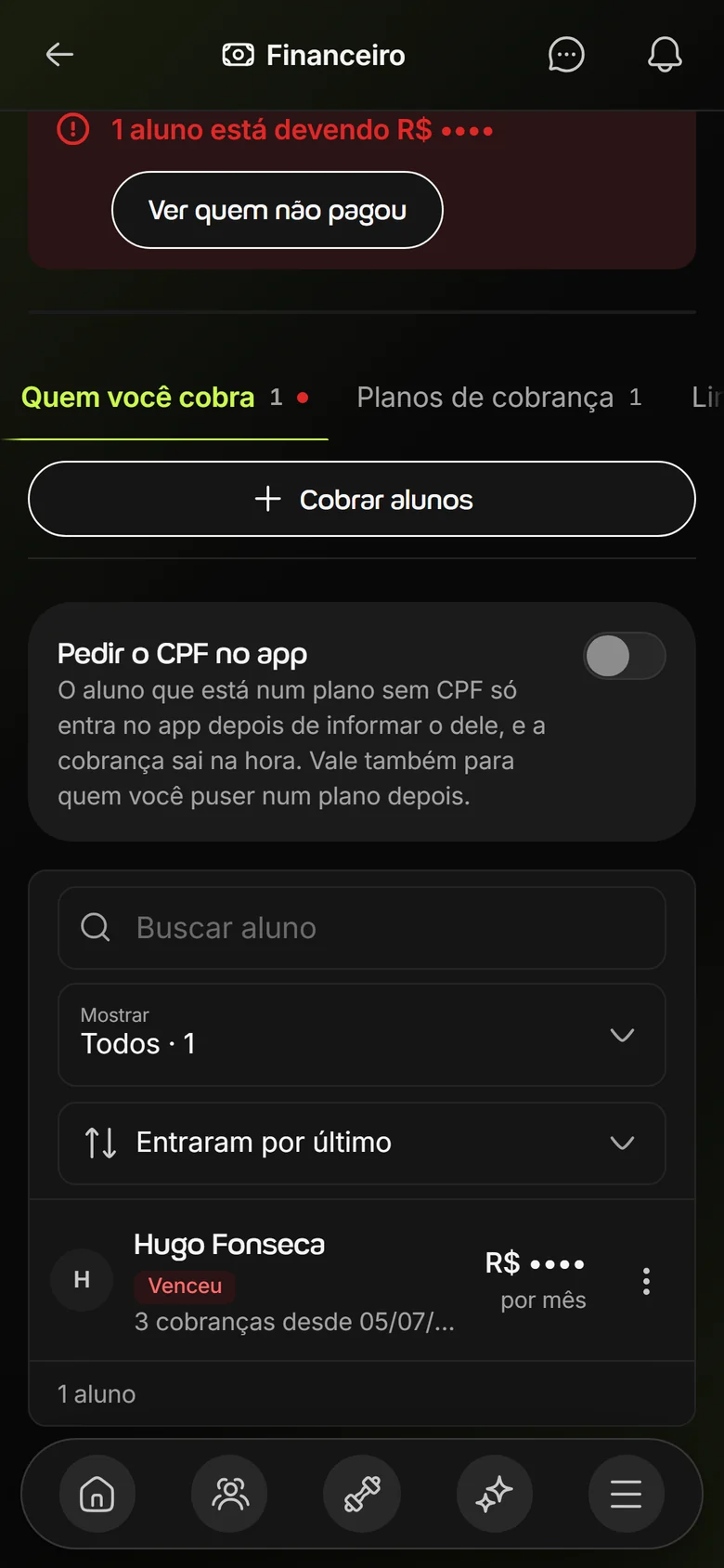 Financeiro do Welltrainer no celular, com aluno em atraso, botão Cobrar alunos e opção Pedir o CPF no app