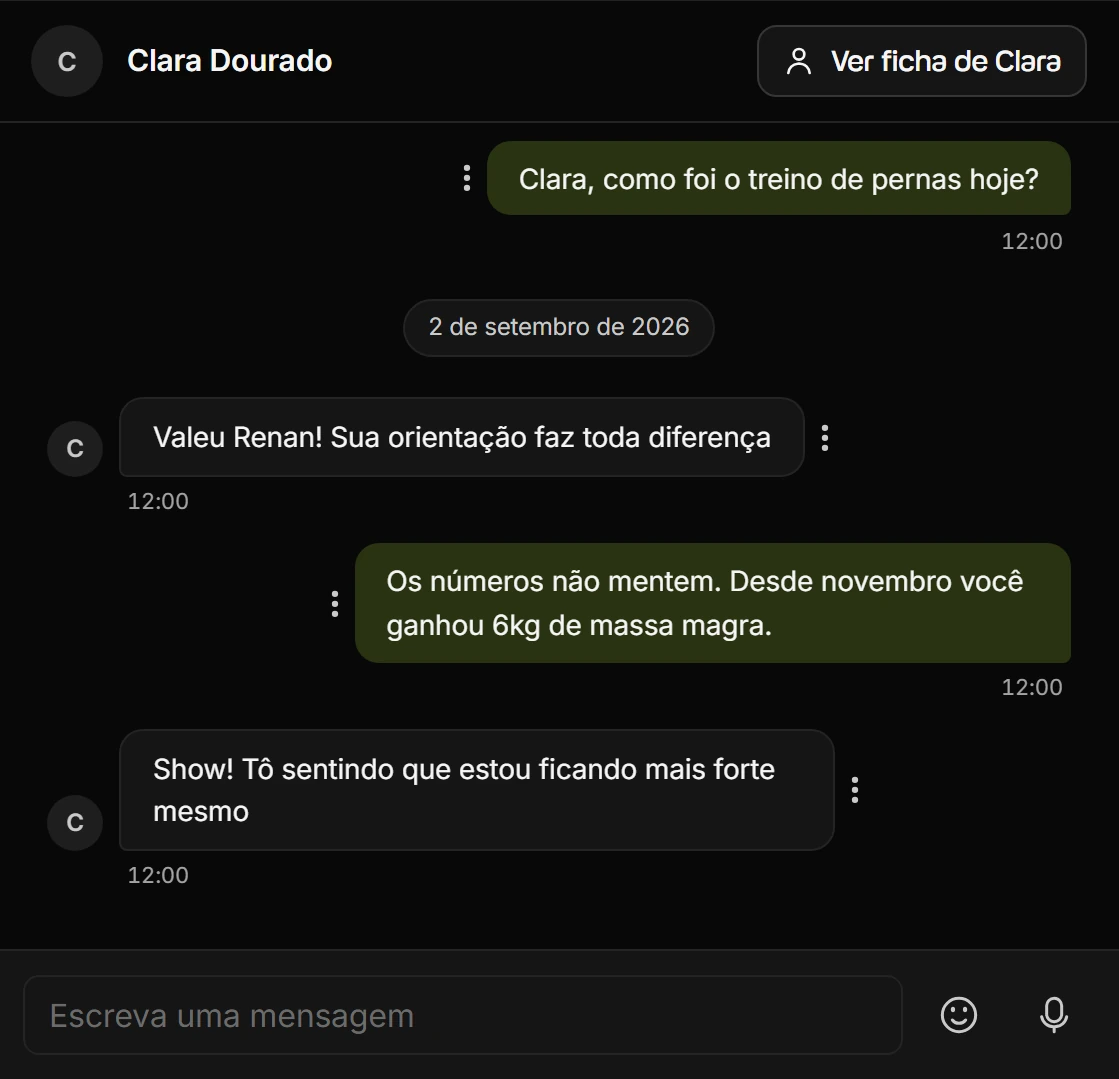 Conversa com uma aluna em Mensagens no Welltrainer, com o campo de texto e o botão de gravar áudio