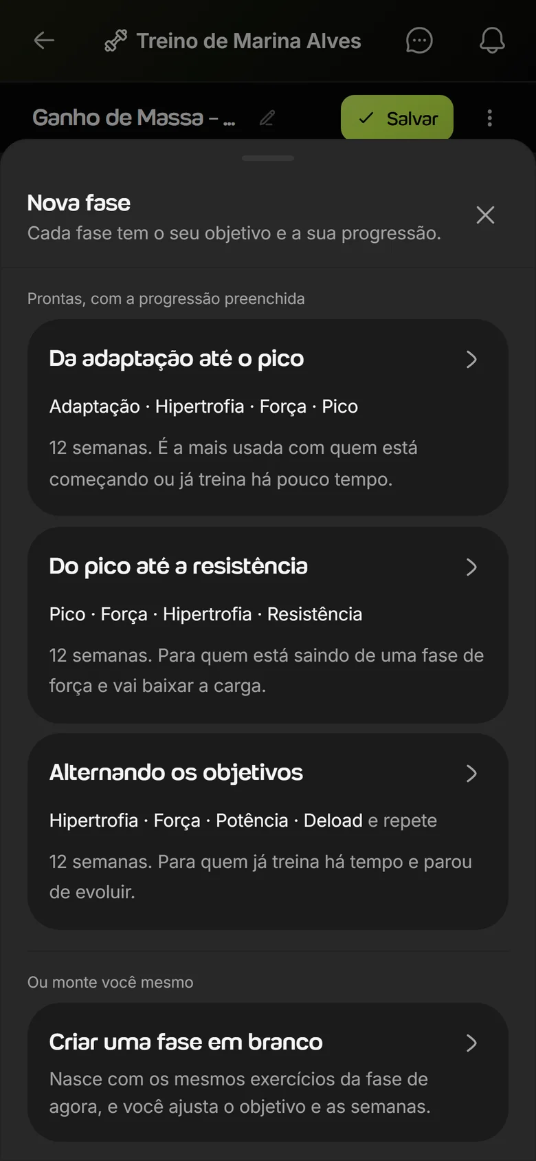 Painel Nova fase do construtor de treino do Welltrainer no celular, com as curvas prontas de 12 semanas (da adaptação até o pico, do pico até a resistência e alternando os objetivos) e a opção de criar uma fase em branco