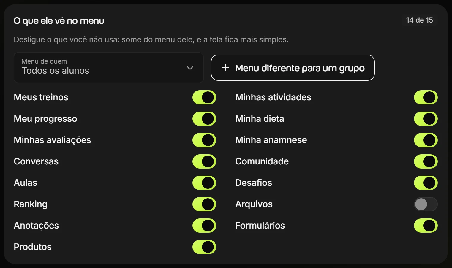 Cartão O que ele vê no menu, com o seletor Menu de quem, o botão Menu diferente para um grupo e as seções do app do aluno ligadas e desligadas