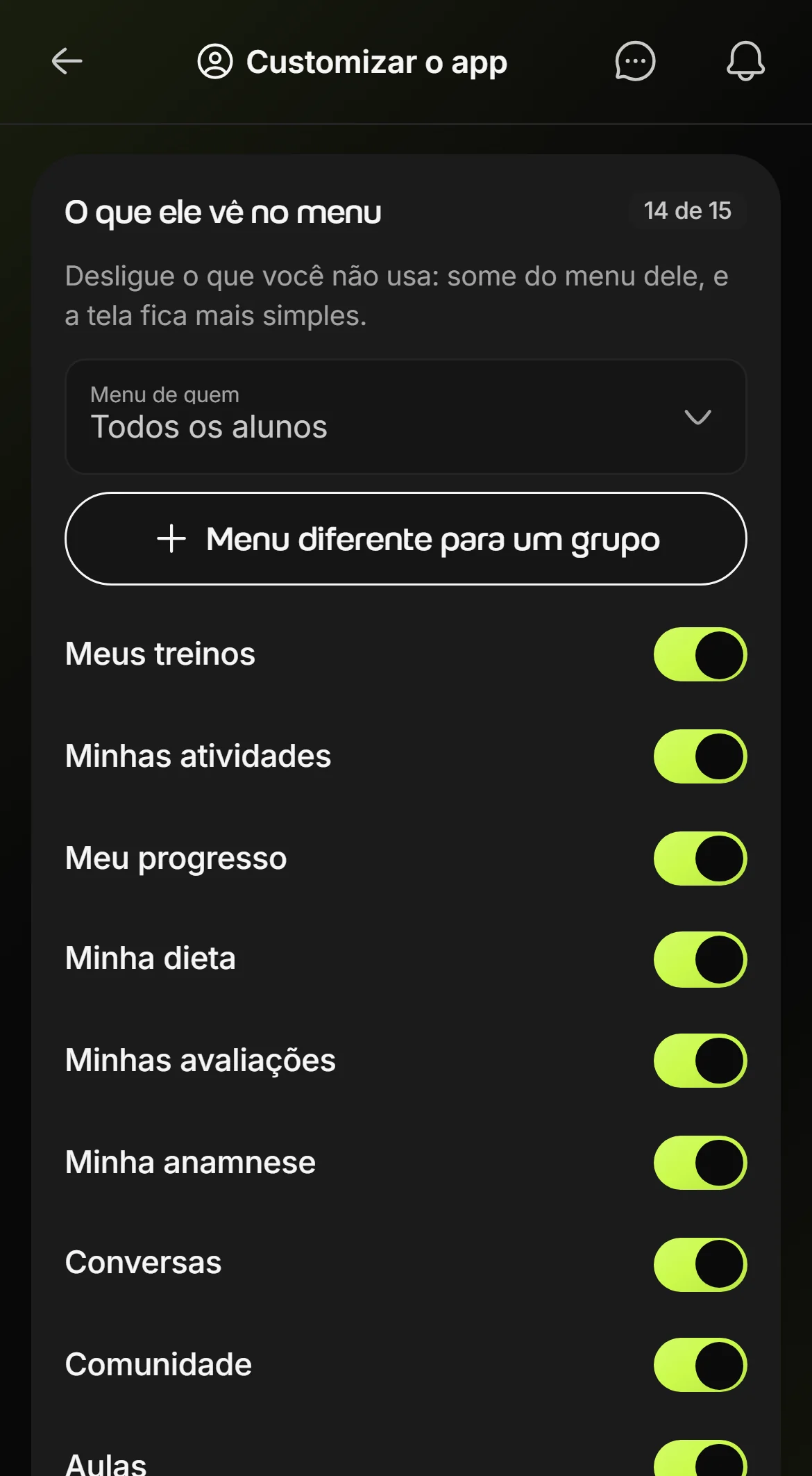 Tela Customizar o app no celular, com a lista O que ele vê no menu e as seções do app do aluno que o personal liga e desliga