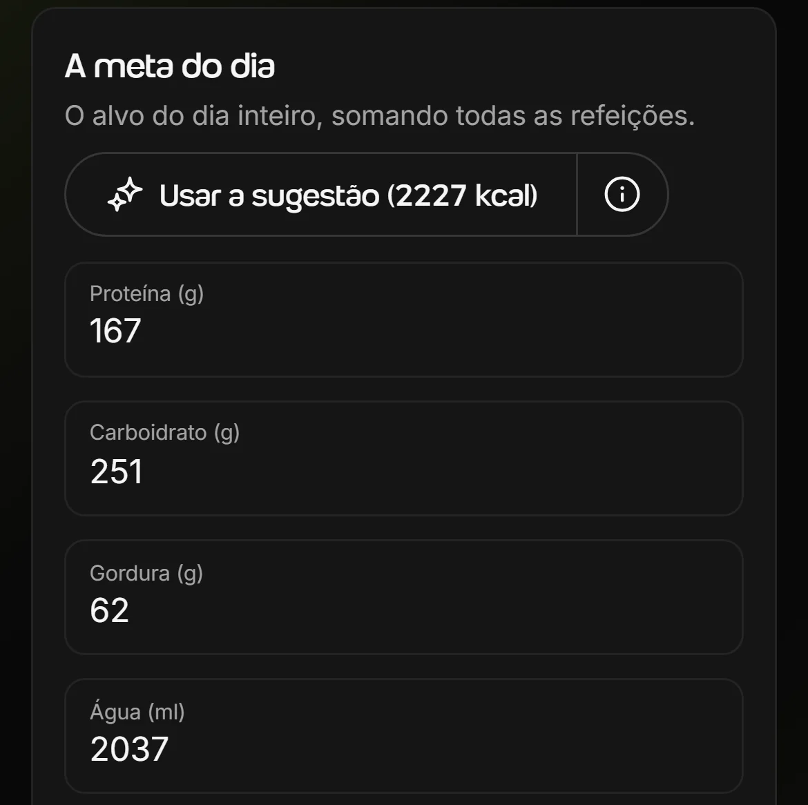 Bloco A meta do dia na tela de montar dieta do Welltrainer, com o botão Usar a sugestão e os campos de proteína, carboidrato, gordura e água