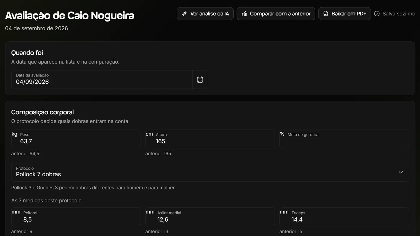 Ficha de avaliação física no app Welltrainer, com a data, o peso, a altura, o protocolo Pollock 7 dobras e os botões Ver análise da IA, Comparar com a anterior e Baixar em PDF