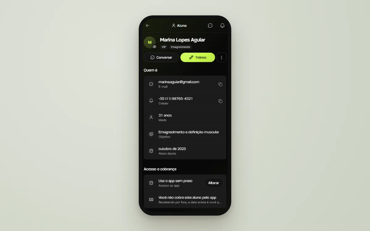 Tela real da Welltrainer mostrando a ficha do aluno com objetivo, idade e contato