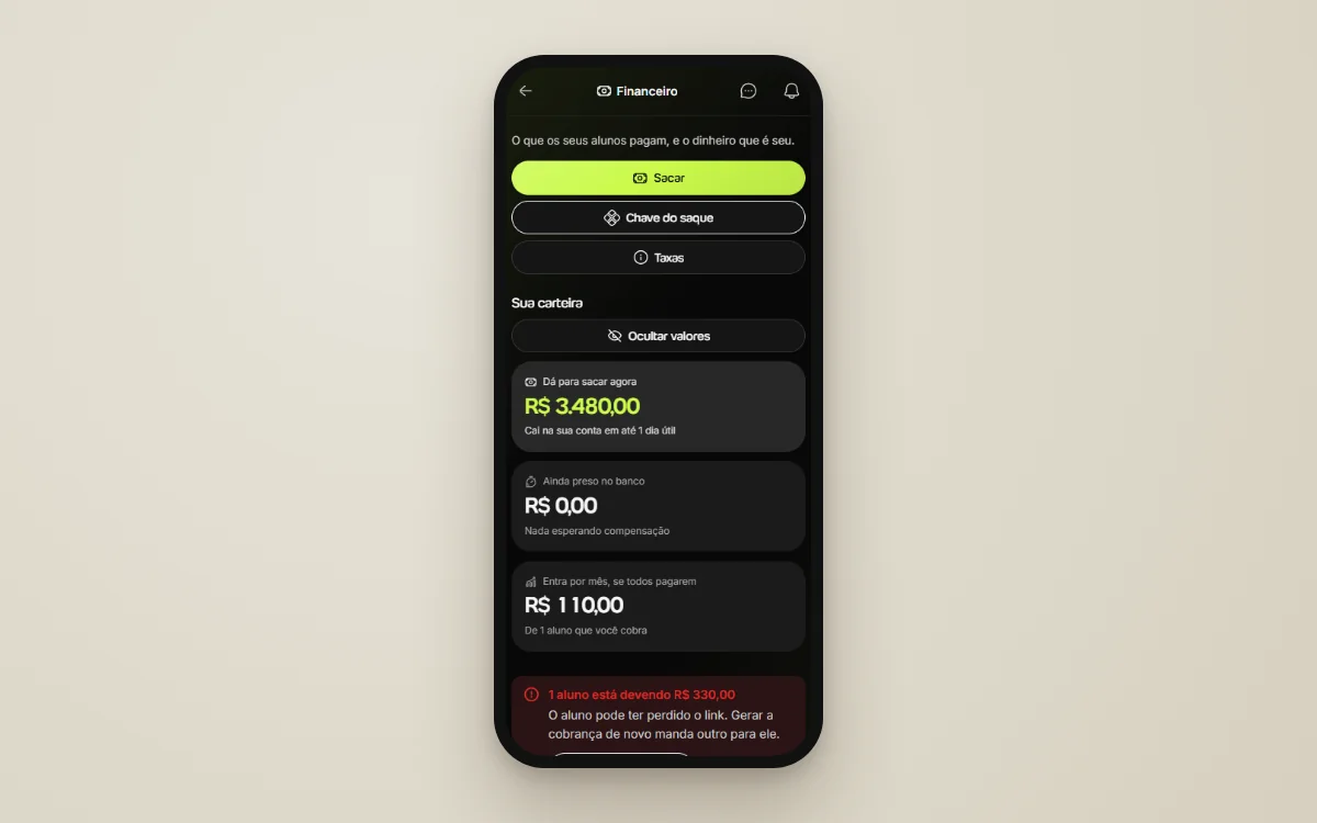 Tela real da Welltrainer mostrando o financeiro com saldo, entradas do mês e aviso de aluno devendo