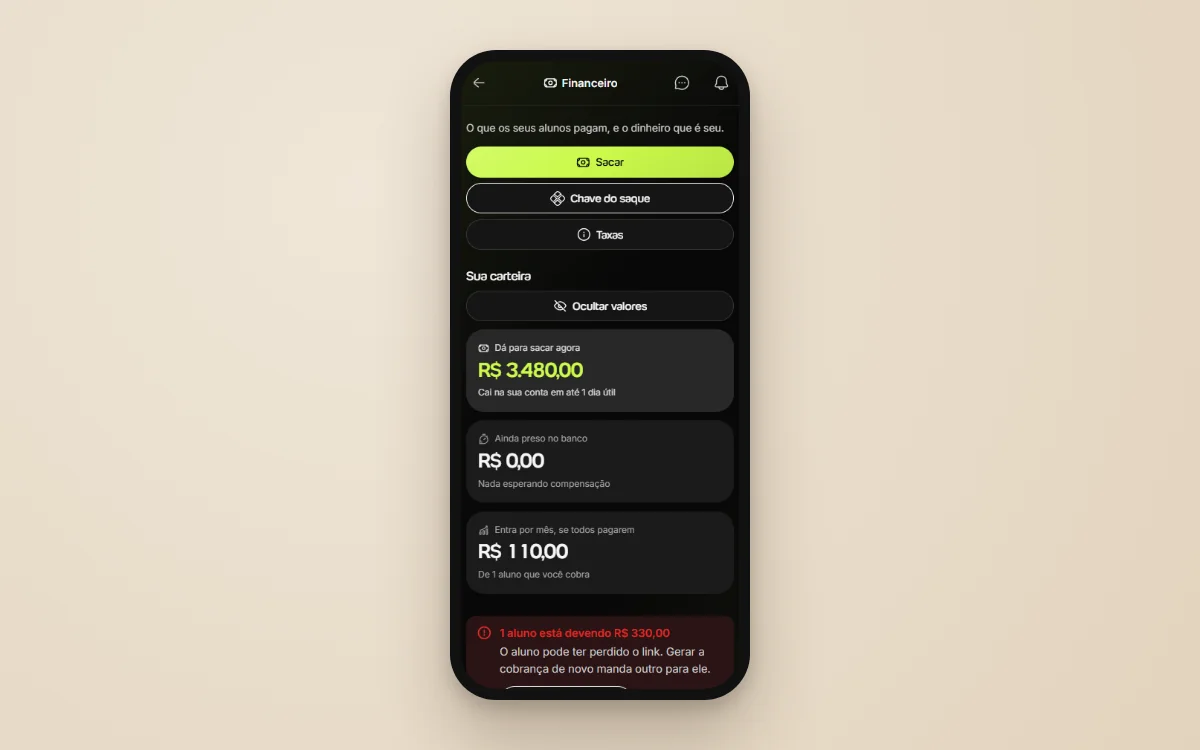 Tela real da Welltrainer mostrando o financeiro com saldo, entradas do mês e aviso de aluno devendo