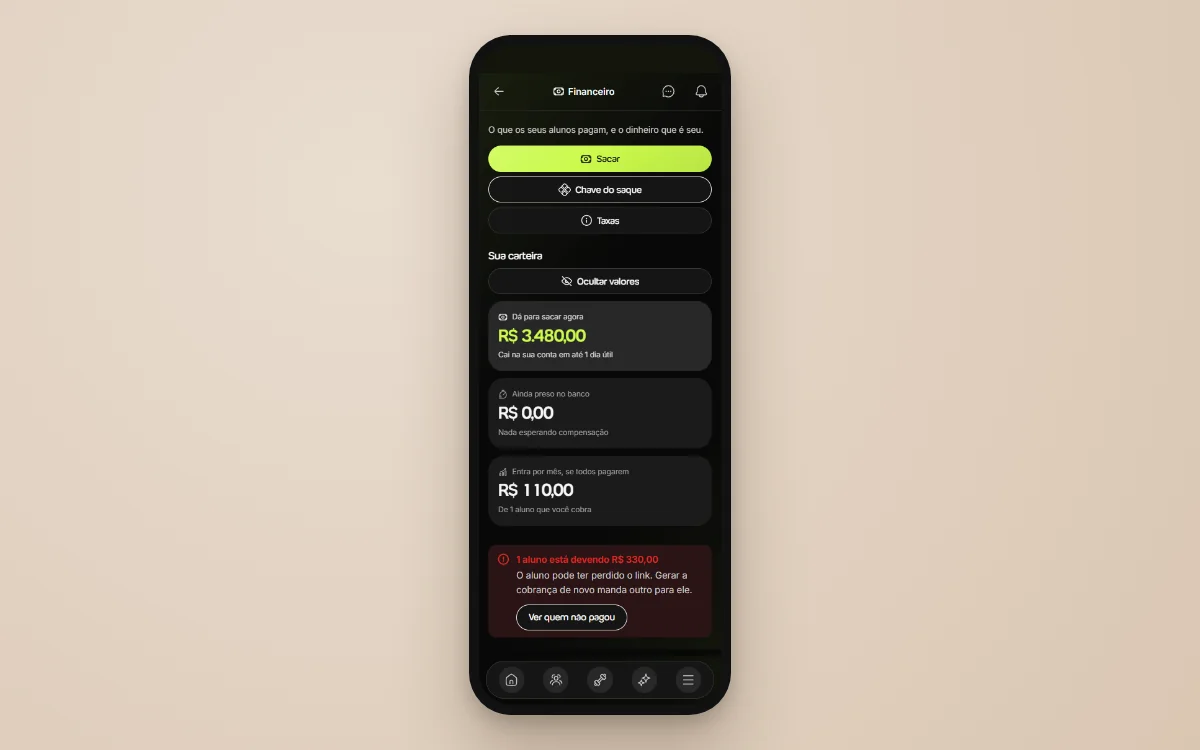 Tela real da Welltrainer mostrando o financeiro com saldo, entradas do mês e aviso de aluno devendo