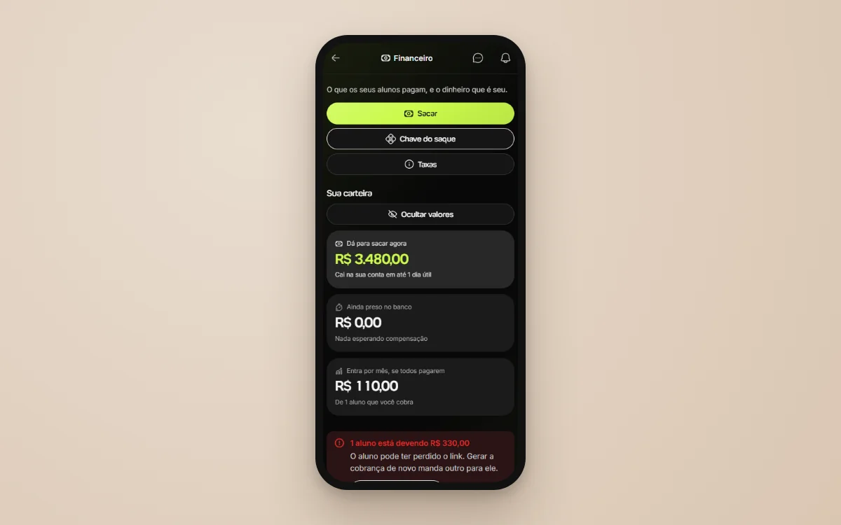 Tela real da Welltrainer mostrando o financeiro com saldo, entradas do mês e aviso de aluno devendo