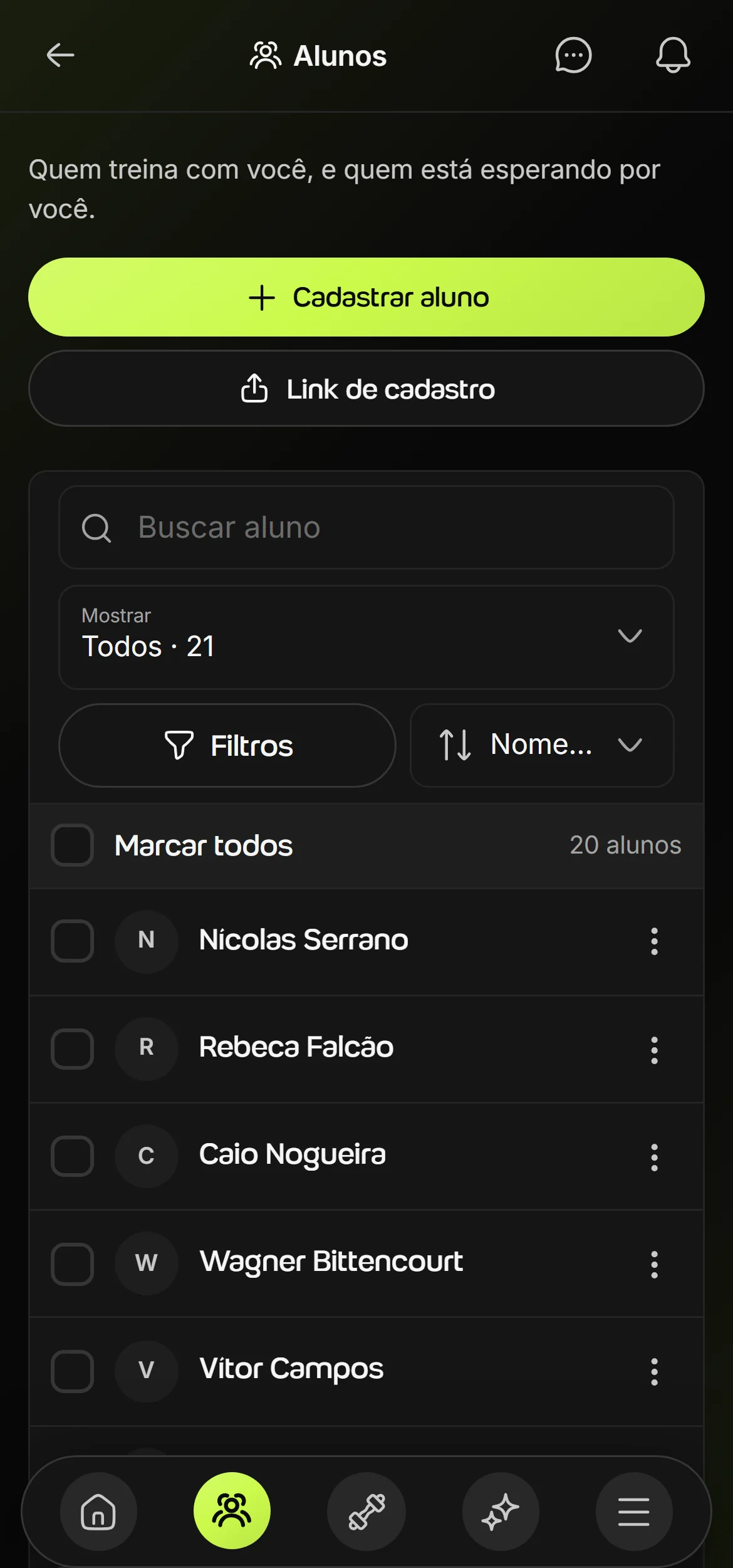 Tela Alunos do Welltrainer no celular, com cadastrar aluno, link de cadastro, busca, filtros e a lista com a opção de marcar todos