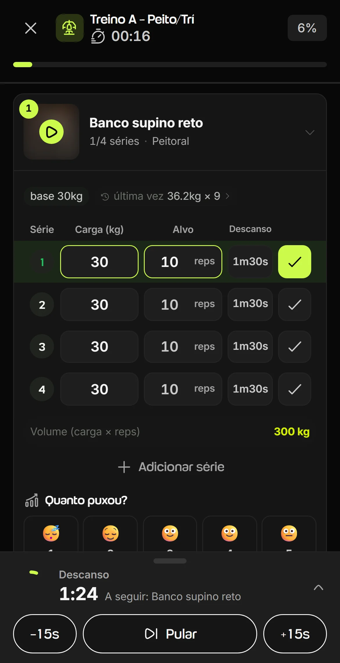 Treino em andamento no celular do aluno, com a carga de cada série já preenchida, a carga da última vez à vista, a primeira série marcada e o descanso contando