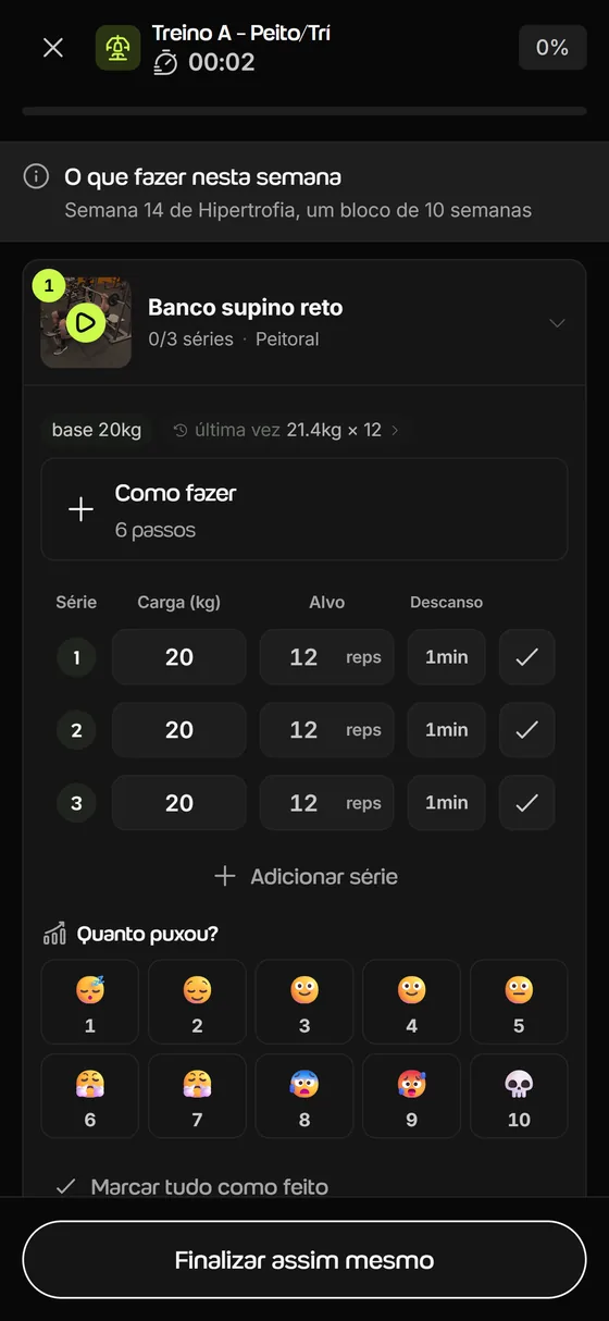 Treino em andamento no app do aluno da Welltrainer: Banco supino reto com as colunas Série, Carga (kg), Alvo e Descanso, o botão Adicionar série e a pergunta Quanto puxou?