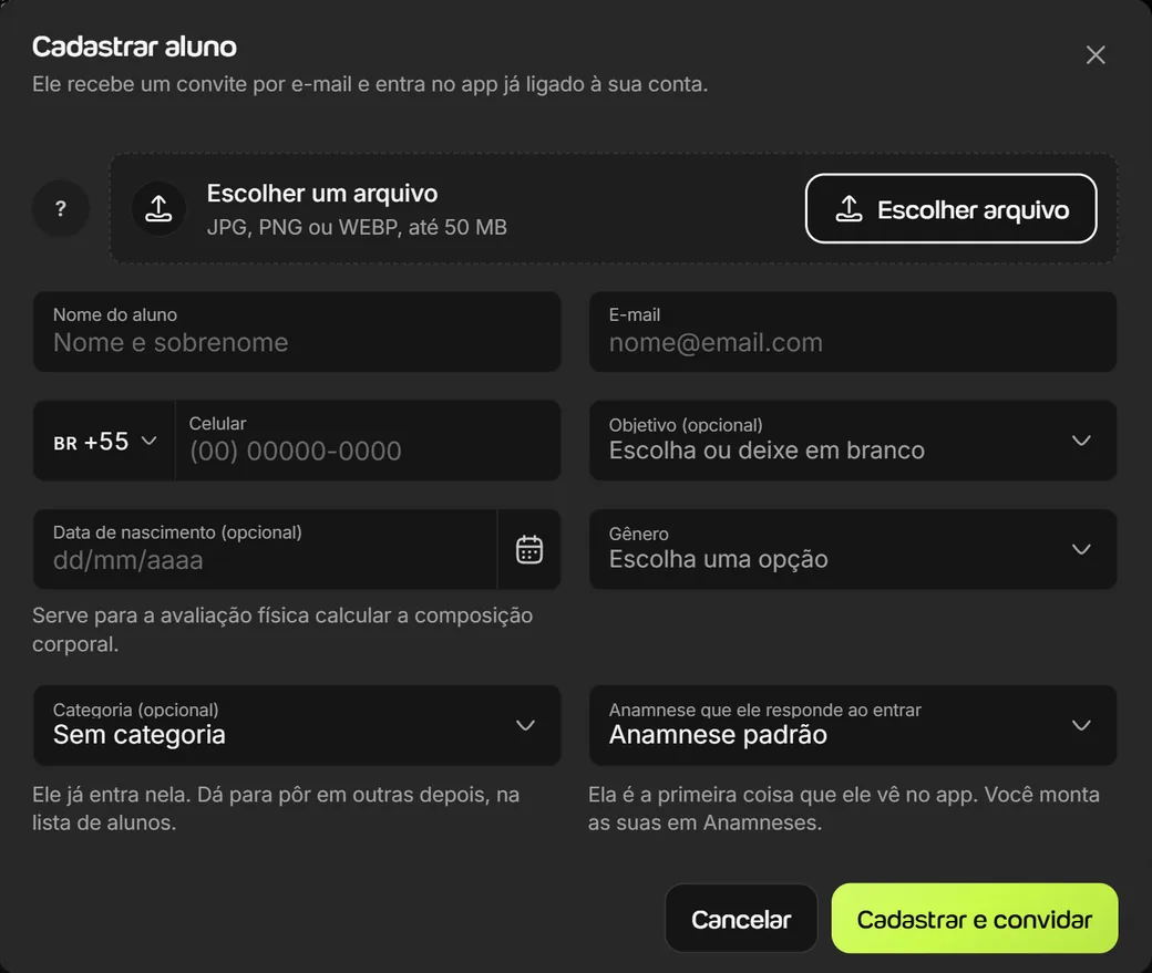 Janela Cadastrar aluno da Welltrainer com os campos Nome do aluno, E-mail, Celular, Objetivo, Data de nascimento, Gênero, Categoria e Anamnese que ele responde ao entrar, e o botão Cadastrar e convidar