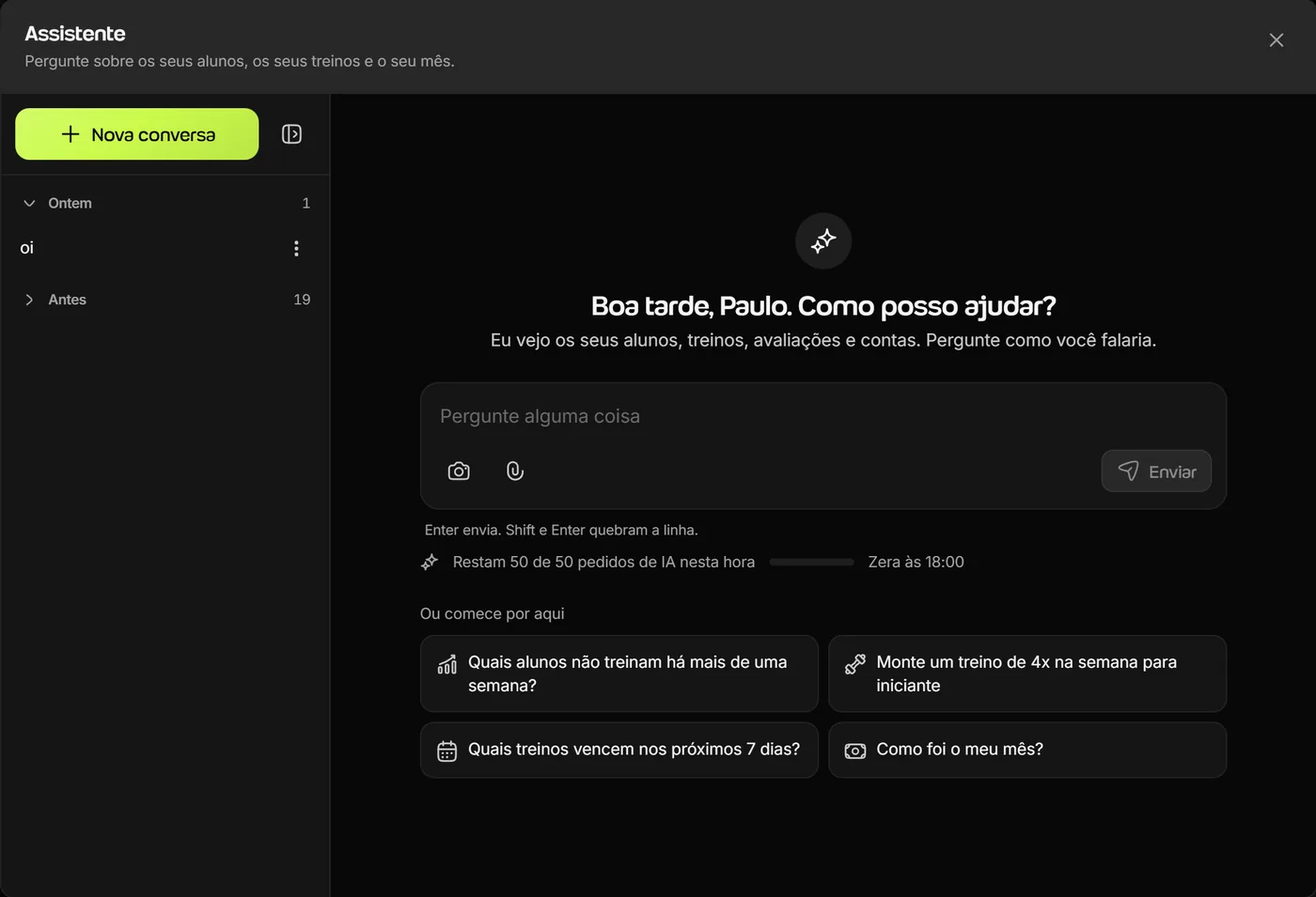 Janela do Assistente no Welltrainer, com o campo Pergunte alguma coisa, a cota de pedidos de IA da hora e sugestões como Quais alunos não treinam há mais de uma semana