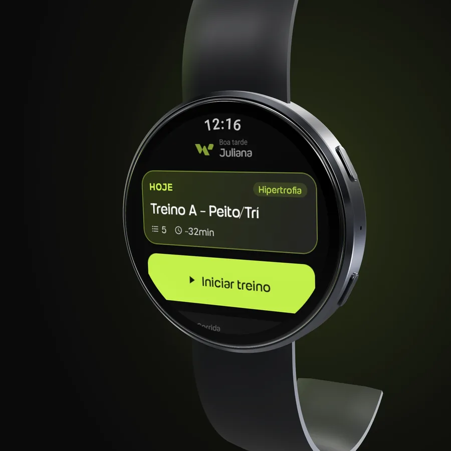 Galaxy Watch com o app da Welltrainer na home: Boa tarde, Juliana, o cartão Hoje com o Treino A - Peito/Trí, 5 exercícios e cerca de 32 minutos, e o botão Iniciar treino