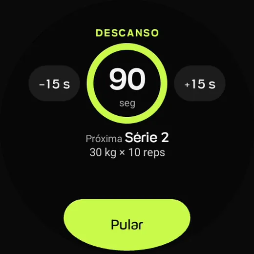 Descanso no Galaxy Watch: 90 segundos contando, os botões -15 s e +15 s, a próxima série, Série 2 com 30 kg e 10 repetições, e o botão Pular