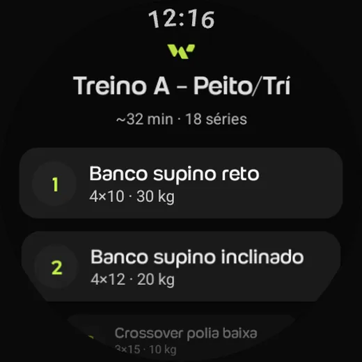 Treino A - Peito/Trí no Galaxy Watch: cerca de 32 minutos e 18 séries, Banco supino reto 4x10 com 30 kg, Banco supino inclinado 4x12 com 20 kg e o começo do Crossover polia baixa
