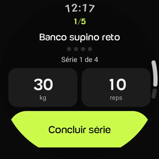 Série no Galaxy Watch: Banco supino reto, série 1 de 4, 30 kg e 10 repetições, com o botão Concluir série