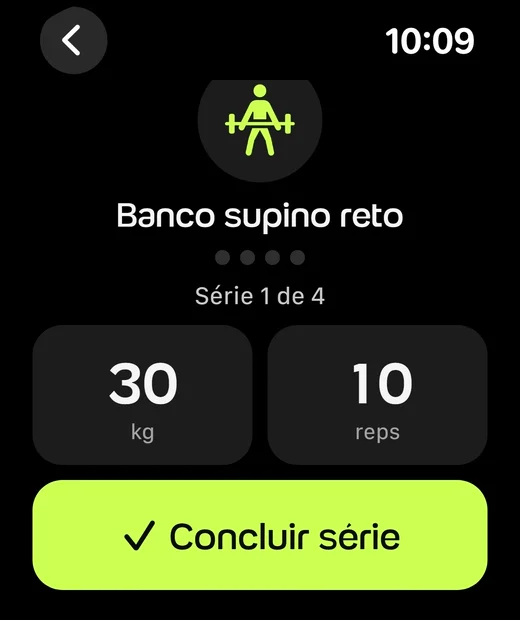 A série no Apple Watch: Banco supino reto, série 1 de 4, 30 kg e 10 repetições