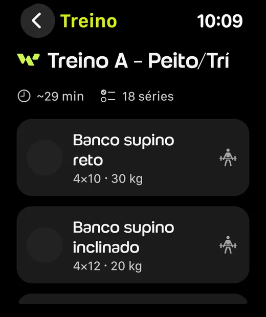 Lista de exercícios do Treino A - Peito/Trí no Apple Watch: Banco supino reto 4x10 com 30 kg e Banco supino inclinado 4x12 com 20 kg